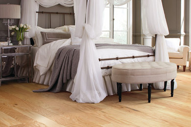 Modelo de dormitorio principal romántico grande con suelo de madera en tonos medios, suelo marrón y paredes marrones