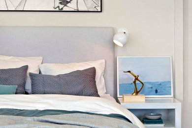 ニューヨークにある中くらいなトランジショナルスタイルのおしゃれな客用寝室 (白い壁、濃色無垢フローリング、暖炉なし) のレイアウト