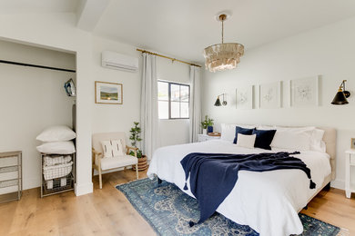 Foto de dormitorio de estilo de casa de campo con paredes blancas, suelo de madera en tonos medios y suelo marrón