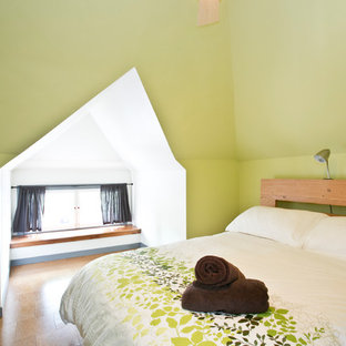 Diseño de habitación de invitados contemporánea, de tamaño medio, con paredes verdes y suelo de corcho
