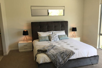 Ejemplo de dormitorio principal minimalista grande con paredes grises, moqueta y suelo gris