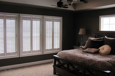 Cette image montre une chambre traditionnelle de taille moyenne avec un mur gris, aucune cheminée et un sol gris.