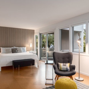 Imagen de dormitorio principal, exótico, de tamaño medio, sin chimenea, con paredes blancas, suelo de corcho y suelo beige
