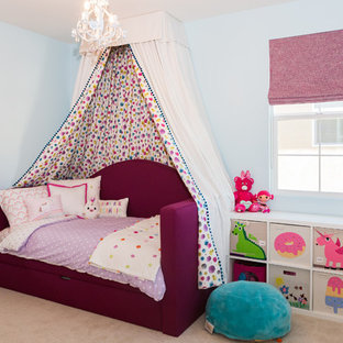 Imagen de habitación de invitados clásica renovada, pequeña, con paredes azules, moqueta y suelo blanco
