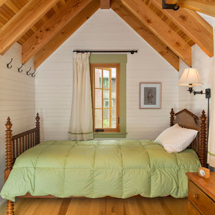 Kleines Rustikales Gästezimmer mit weißer Wandfarbe und braunem Holzboden in Boston