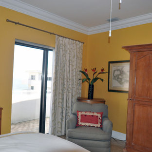 Diseño de dormitorio principal, clásico renovado, grande, con paredes amarillas, suelo de travertino y suelo beige