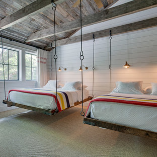 Immagine di una camera da letto country con pareti bianche e moquette