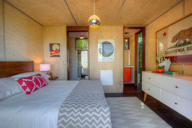 Diseño de habitación de invitados ecléctica pequeña con paredes beige y suelo de madera oscura