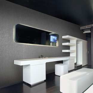 Modelo de dormitorio principal, minimalista, de tamaño medio, sin chimenea, con paredes grises y suelo de linóleo