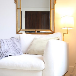 Foto di una grande camera matrimoniale chic con pareti grigie, pavimento in legno verniciato e pavimento turchese