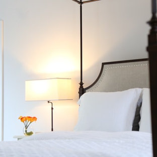 Diseño de dormitorio principal, tradicional, grande, con paredes grises, suelo de madera pintada y suelo turquesa