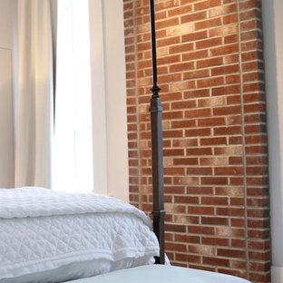 Ejemplo de dormitorio principal, tradicional, grande, con paredes grises, suelo de madera pintada y suelo turquesa
