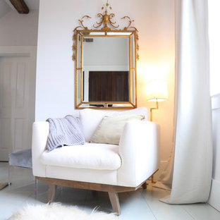 Ejemplo de dormitorio principal, clásico, grande, con paredes grises, suelo de madera pintada y suelo turquesa