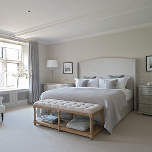 Geräumiges Landhausstil Hauptschlafzimmer mit Teppichboden und grauer Wandfarbe in Gloucestershire