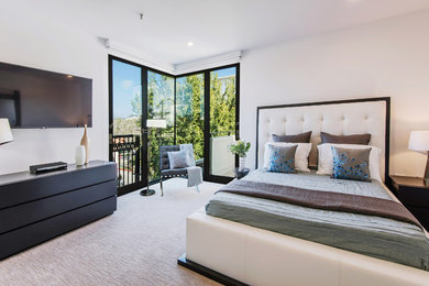 ロサンゼルスにある広いコンテンポラリースタイルのおしゃれな主寝室 (白い壁、カーペット敷き、ベージュの床) のインテリア