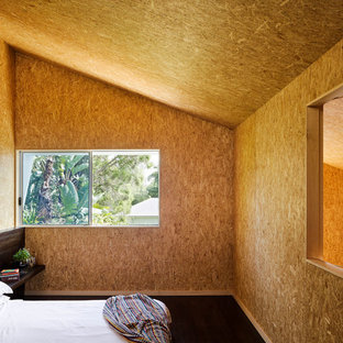 Foto de dormitorio principal, actual, con suelo de madera pintada