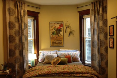 サンルイスオビスポにあるトラディショナルスタイルのおしゃれな寝室のレイアウト