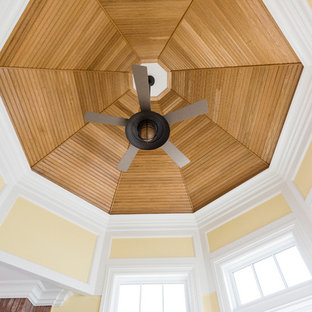 Foto de dormitorio principal, marinero, de tamaño medio, con paredes amarillas y suelo de madera en tonos medios