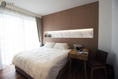 Foto de dormitorio contemporáneo con paredes blancas