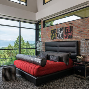 Imagen de dormitorio principal, contemporáneo, con moqueta y paredes rojas