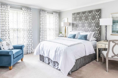 ワシントンD.C.にある中くらいなコンテンポラリースタイルのおしゃれな客用寝室 (グレーの壁、カーペット敷き、ベージュの床) のインテリア