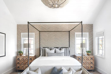 Diseño de dormitorio tradicional renovado con paredes blancas, suelo de madera en tonos medios y suelo marrón