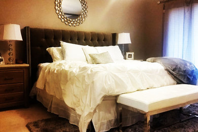 ミネアポリスにある広いトランジショナルスタイルのおしゃれな主寝室 (ベージュの壁、カーペット敷き、ベージュの床)