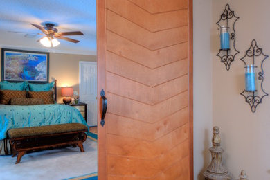 ヒューストンにあるミッドセンチュリースタイルのおしゃれな主寝室 (ベージュの壁、テラコッタタイルの床) のインテリア