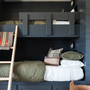 Imagen de habitación de invitados clásica renovada, grande, sin chimenea, con paredes blancas, moqueta y suelo multicolor