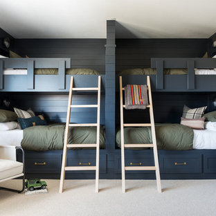 Imagen de habitación de invitados clásica renovada, grande, con paredes blancas, moqueta y suelo gris