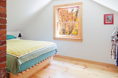 ポートランド(メイン)にある小さなコンテンポラリースタイルのおしゃれな主寝室 (白い壁) のレイアウト