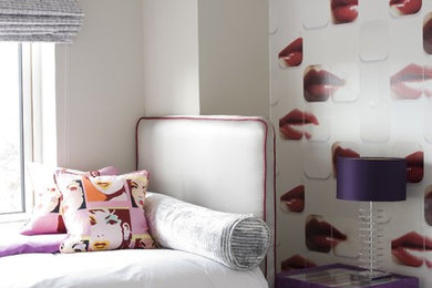 ダブリンにあるモダンスタイルのおしゃれな寝室 (ベージュの壁、アクセントウォール) のインテリア