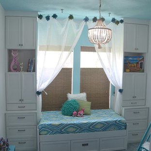 Diseño de habitación de invitados marinera, pequeña, con paredes azules, suelo de cemento y suelo blanco
