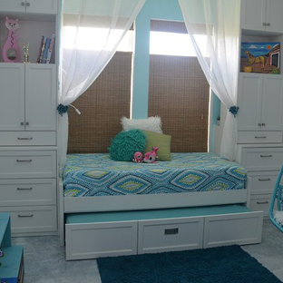 Ejemplo de habitación de invitados marinera, pequeña, con paredes azules, suelo de cemento y suelo blanco