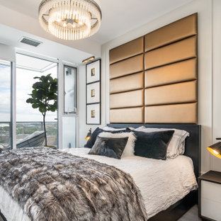 Imagen de dormitorio principal, bohemio, pequeño, con paredes grises, suelo laminado y suelo gris