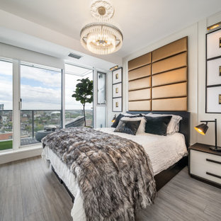 Foto de dormitorio principal, clásico renovado, pequeño, sin chimenea, con paredes grises, suelo laminado y suelo gris