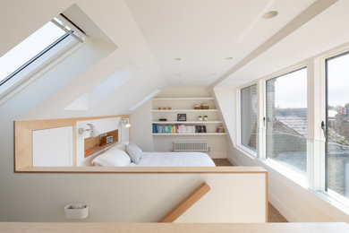 На фото: хозяйская спальня в стиле модернизм с белыми стенами