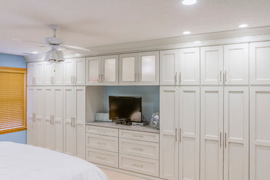 クリーブランドにある広いトラディショナルスタイルのおしゃれな主寝室 (青い壁、カーペット敷き、暖炉なし)