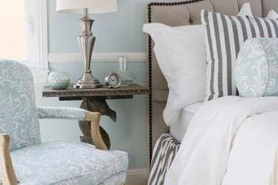 Стильный дизайн: гостевая спальня (комната для гостей) в стиле неоклассика (современная классика) с синими стенами и ковровым покрытием - последний тренд