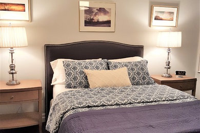 トロントにある中くらいなシャビーシック調のおしゃれな客用寝室 (グレーの壁、カーペット敷き、グレーの床) のレイアウト