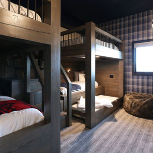Foto de habitación de invitados rural, grande, con paredes azules, moqueta y suelo blanco