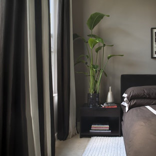 Inspiration för små moderna gästrum, med grå väggar och travertin golv