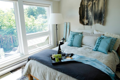 Свежая идея для дизайна: спальня среднего размера в современном стиле с бежевыми стенами и ковровым покрытием - отличное фото интерьера