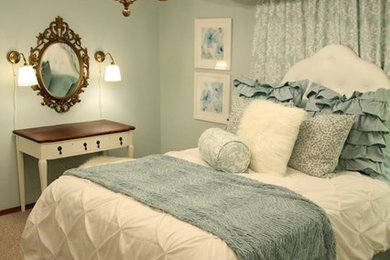 Modelo de dormitorio tradicional de tamaño medio con paredes azules, moqueta y suelo beige