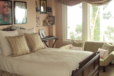 Modelo de dormitorio principal clásico de tamaño medio sin chimenea con paredes rosas y moqueta