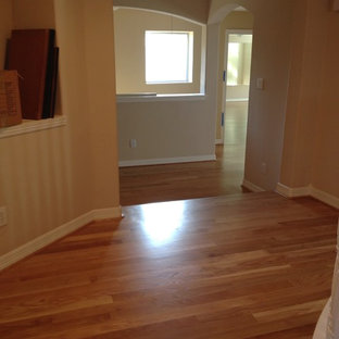 Foto de dormitorio tipo loft, grande, con paredes blancas, suelo de madera clara y suelo amarillo