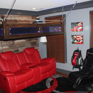 Foto de habitación de invitados actual, de tamaño medio, sin chimenea, con paredes grises y suelo de bambú