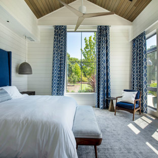 Großes Landhaus Gästezimmer mit weißer Wandfarbe, braunem Holzboden, grauem Boden, gewölbter Decke und Holzdielenwänden in San Francisco