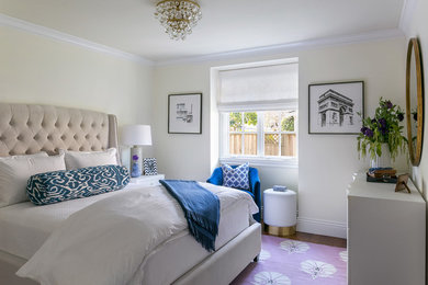 サンフランシスコにある小さなトランジショナルスタイルのおしゃれな客用寝室 (濃色無垢フローリング、茶色い床、ベージュの壁) のインテリア