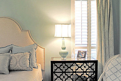 Imagen de dormitorio principal clásico grande sin chimenea con paredes azules y moqueta
